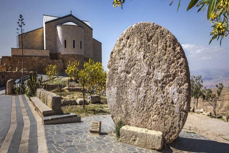 Excursão de um dia: Madaba - Monte Nebo e Mar Morto saindo de AmãTudo incluído: transporte e ingressos