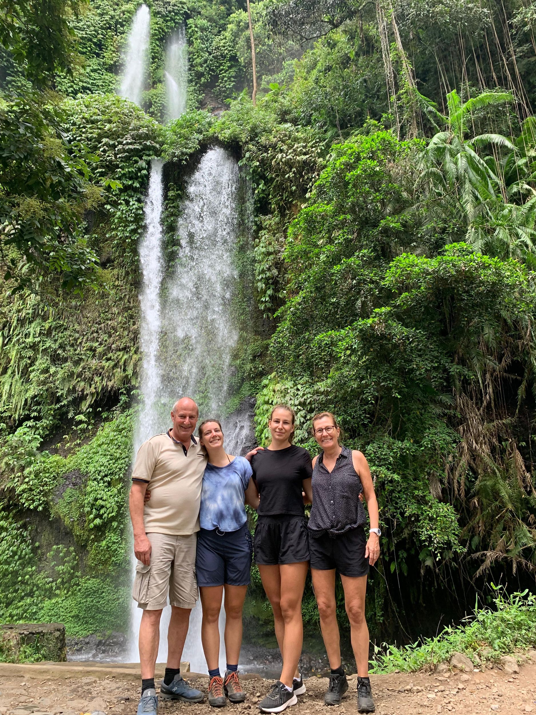 Von Senggigi: Wasserfälle und Sasak Dorf Tour mit Mittagessen