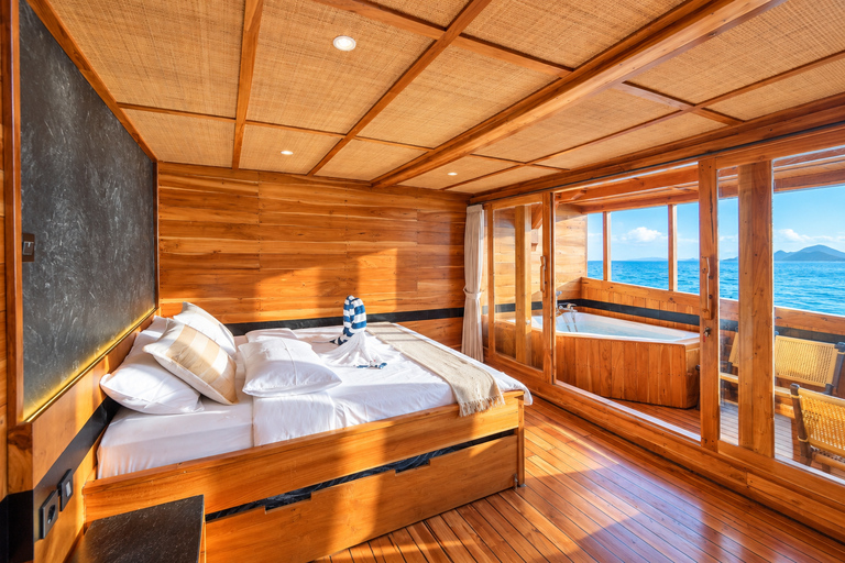 Labuan Bajo: 3-Day Komodo Sailing Luxury Boat with All Fees Deluxe Boat - Private Standar Room (2pax/room)