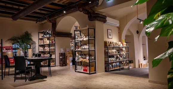 Siena: Tuscan wine tasting at a local wine shop in Piazza del Campo