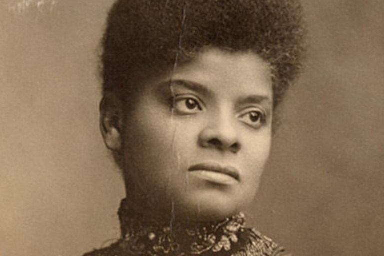 Chicago: Women's History Walking Tour with Interiors