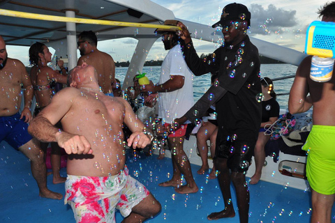 Punta Cana: Katamaran-Partyboot mit offener Bar und SnacksKatamaran Partyboot mit offener Bar in Punta Cana