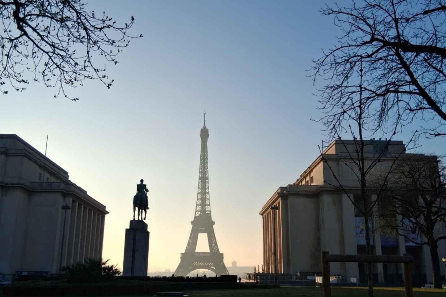 Paris: Eiffel Tower&Seine River Electric Bike Tour 3 hours