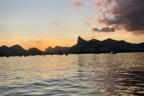 Rio de Janeiro : Tour en bateau au coucher du soleil avec toast Heineken