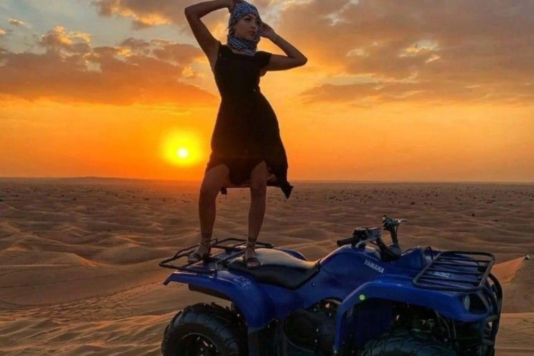 Marrakech: Quad nel deserto di Agafay con cena-spettacolo
