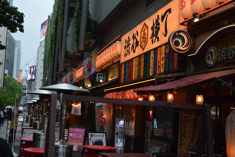 Tokyo: Shibuya Yokocho Food Tour with Drinks and Guide