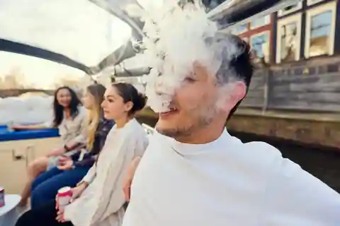 Amesterdão: Cruzeiro de cannabis para fumadores no Cloud Boat