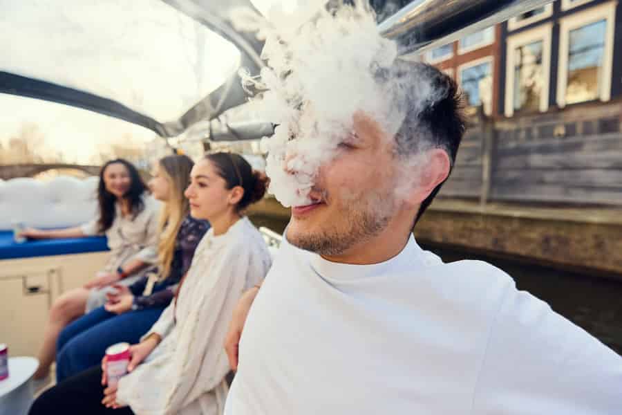 Amsterdam: Rauchfreundliche Cannabis-Kreuzfahrt auf einem überdachten Boot. Foto: GetYourGuide