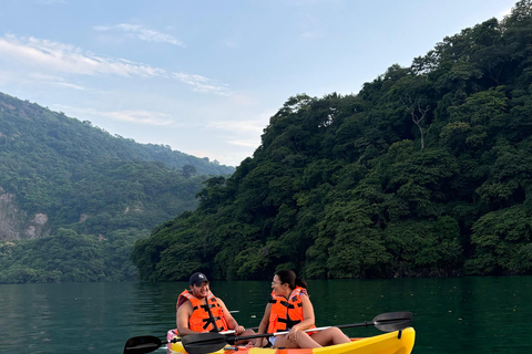 San Salvador: Wycieczka kajakowa o wschodzie słońca po jeziorze Ilopango z odbiorem