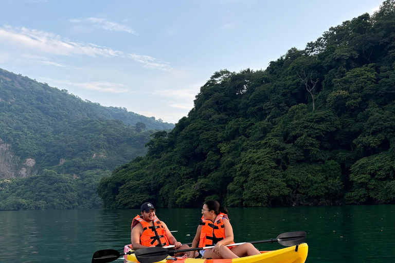 San Salvador: Wycieczka kajakowa o wschodzie słońca po jeziorze Ilopango z odbiorem