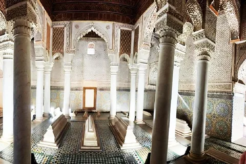 Visite guidée de Marrakech : Palais de la Bahia Tombeaux Saadiens & visite des Souks