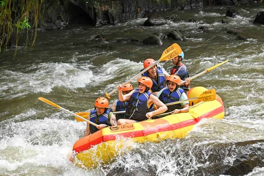 Rafting-Tour auf dem Ayung River in Ubud mit Schwimmen am Wasserfall und Mittagessen. Foto: GetYourGuide Rafting-Tour auf dem Ayung River in Ubud mit Schwimmen am Wasserfall und Mittagessen. Foto: GetYourGuide