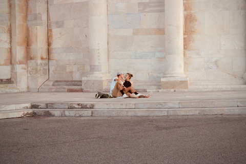 Pisa: Professional photo shoot between the Leaning Tower of Pisa and the historic city PLUS – 40 min | 30 photos
