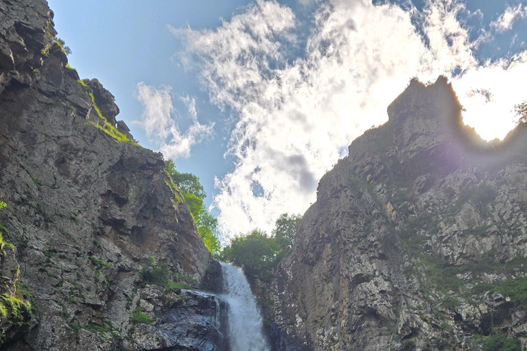 From Tbilisi: Kazbegi Gergeti Trinity 4x4 Mountain Adventure