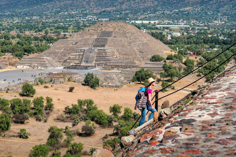 Mexico City: Private Teotihuacan and La gruta Half Day Tour
