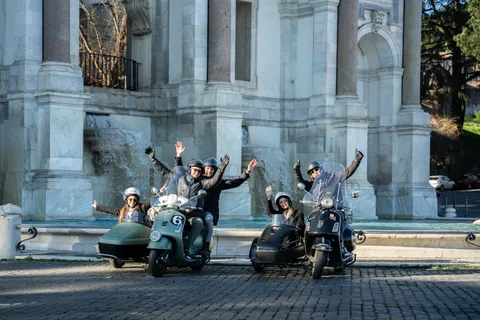 Roma: Tour particular diurno e noturno de Vespa com serviço de busca no hotel