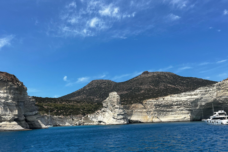 Lo mejor de Milos en velero: Kleftiko, playas y almuerzo griego
