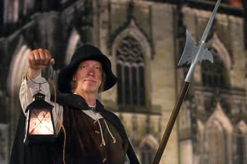 Lübeck : Visite nocturne du veilleur de nuit dans la vieille ville pittoresque à la lueur des lanternes