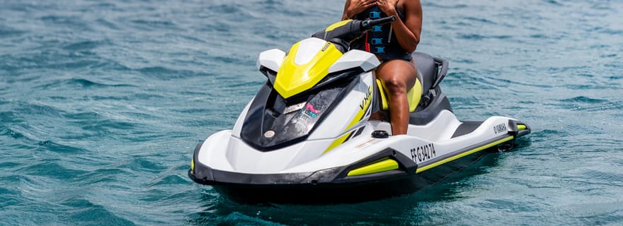 1h de randonnée jet-ski dans les baies du Marin et de Sainte-Anne
