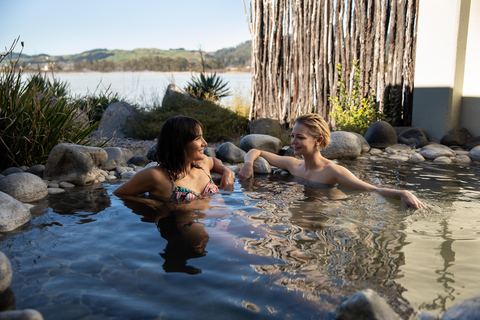 Rotorua: Private Pools mit Seeblick erleben