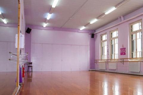 Thessaloniki: Traditional Greek Dance Class with Wine