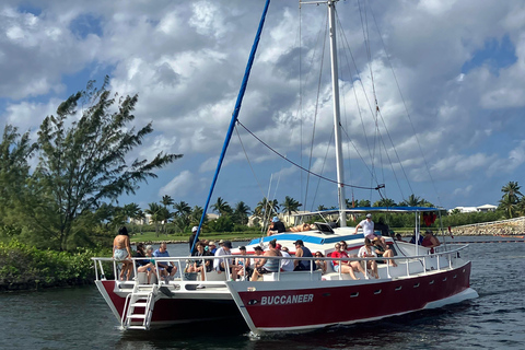 Grand Cayman: Catamaran Cruise with Stingray City & Snorkel