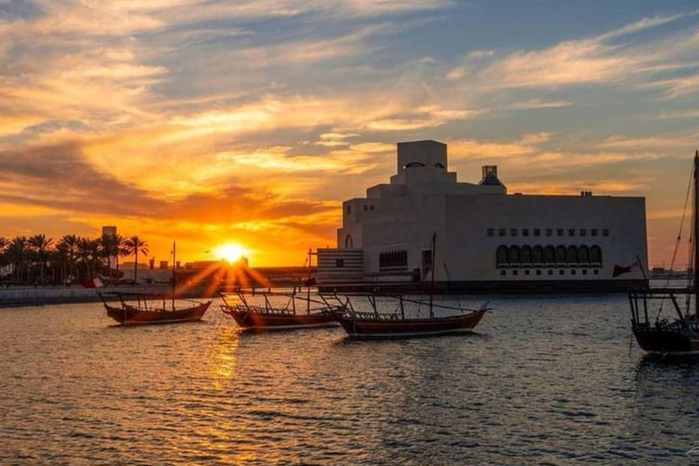 Doha : croisière en boutre avec prise en charge, retour, thé et rafraîchissementsVue de Doha : Croisière traditionnelle en boutre avec prise en charge et retour