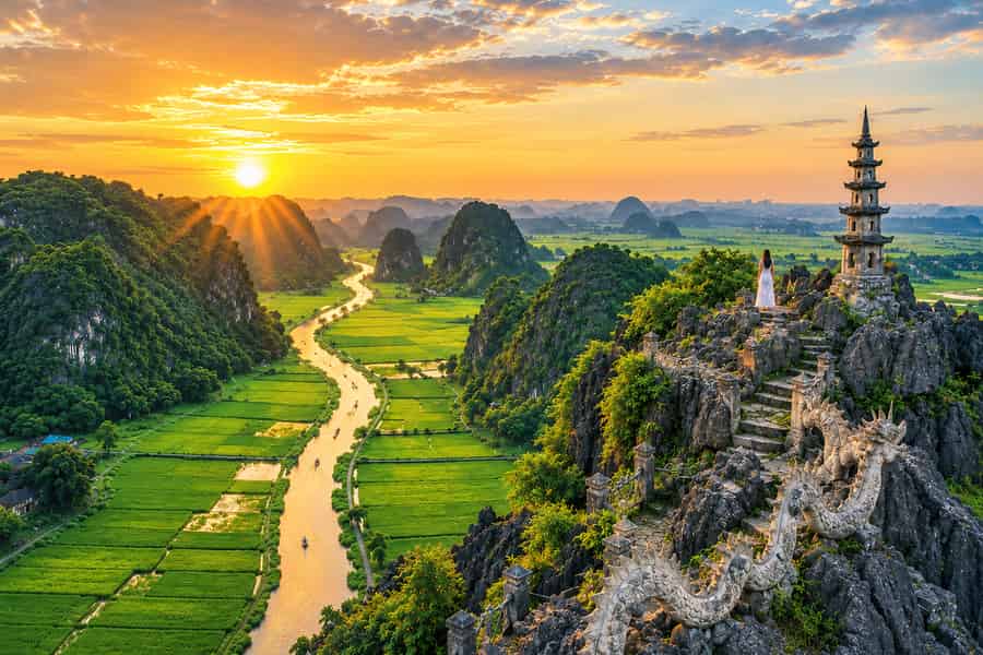 Ninh Bình: Tràng An Bootsfahrt, Bich Dong, Mua-Höhle bei Sonnenuntergang. Foto: GetYourGuide Ninh Bình: Tràng An Bootsfahrt, Bich Dong, Mua-Höhle bei Sonnenuntergang. Foto: GetYourGuide