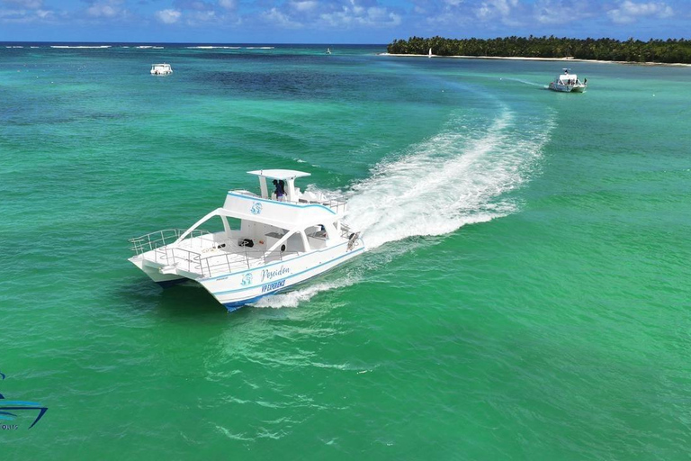 Private Catamaran with Open Bar and Dominican Meal