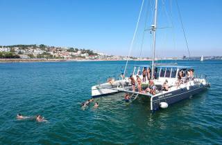 Lissabon: Katamaran-Bootsparty mit Musik, offener Bar und Schwimmen