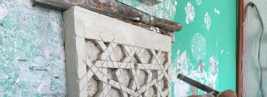 Atelier de sculpture en plâtre marocain