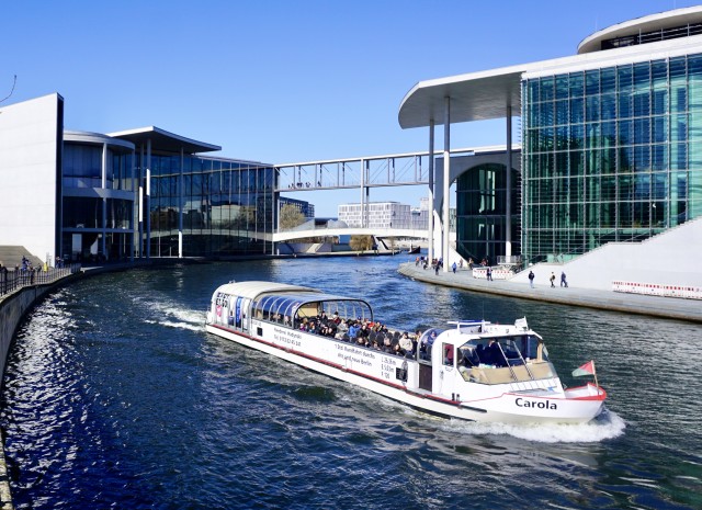 Visit Berlin Boat Tour with Tour Guide in Berlino