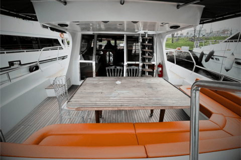 Istanbul: Crociera privata sul Bosforo con uno yacht di lusso