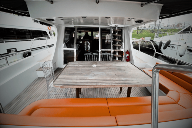 Istanbul: Crociera privata sul Bosforo con uno yacht di lusso