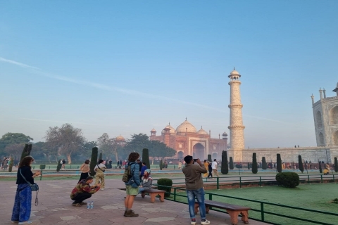 Delhi: Agra Mathura Vrindavan Sightseeingtour met lunch3-sterrenhotel in accommodatie, alleen lunch, auto en gids