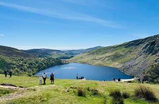 Dublin: Wilde Wicklow Shore Tour – Glendalough & Guinness Lake