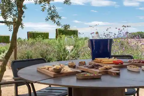Barcelona: Dalí, Food & Wine Tour with Tastings