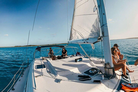 Festa in catamarano Isla Mujeres con bevande e pranzoA cominciare da Cancun