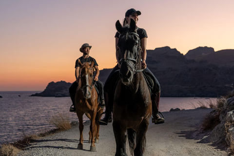 Creta a Caballo: Hipnotizante paseo al atardecerCreta a Caballo: Hipnotizante viaje al atardecer