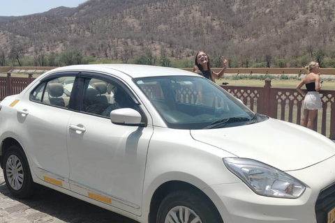 Vanuit Jaisalmer: Privé enkele reis Udaipur transfer in AC auto