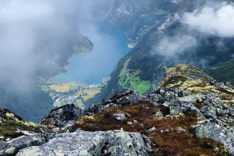 Ab Ålesund: Bootsfahrt zum Geirangerfjord (Hin- und Rückfahrt)8-stündige Rundfahrt mit dem Boot zum Geirangerfjord