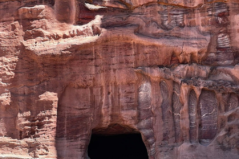 Traslado desde el Aeropuerto o Ammán a Petra en Sedán de tamaño completo