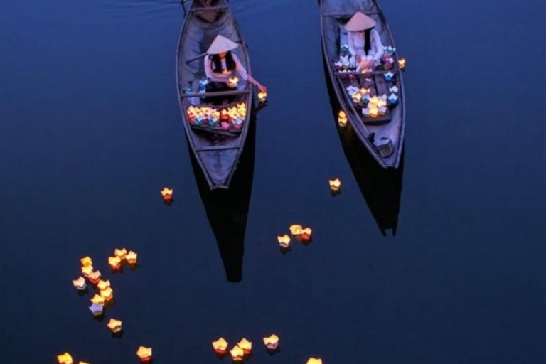 Hoi An: Nächtliche Bootsfahrt und schwimmende Laterne auf dem Hoai-FlussHoi An: Nächtliche Bootsfahrt und schwimmende Laterne mit Einheimischen