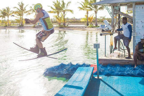 بونتا كانا: منتزه بحيرة الكاريبي للتزلج على الماء، والانزلاق بالحبال، والمزيد