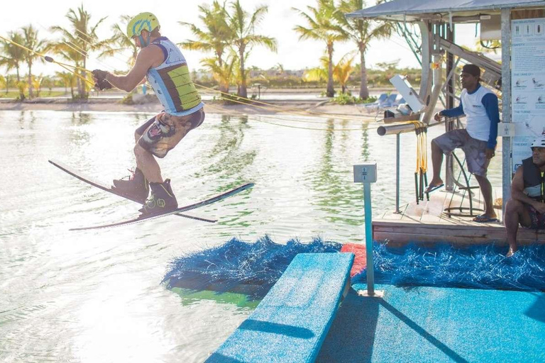 بونتا كانا: منتزه بحيرة الكاريبي للتزلج على الماء، والانزلاق بالحبال، والمزيد