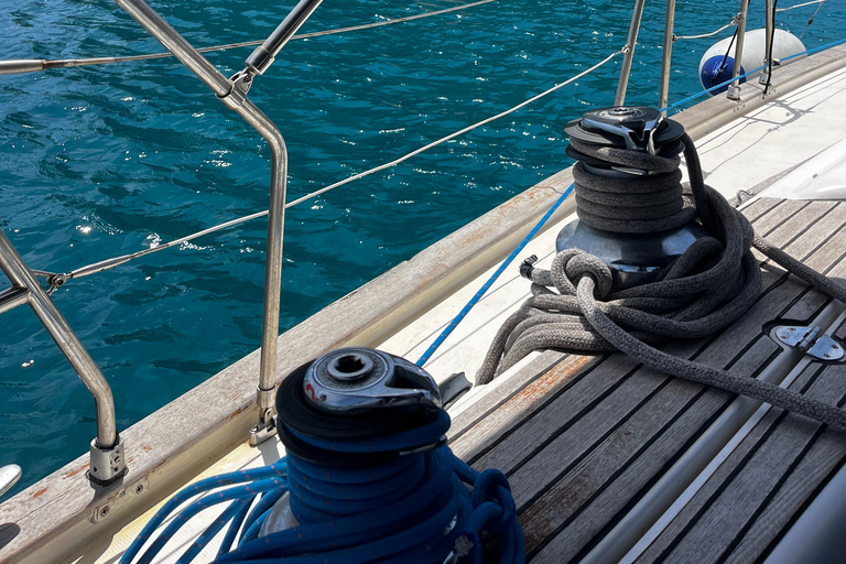Lo mejor de Milos en velero: Kleftiko, playas y almuerzo griego