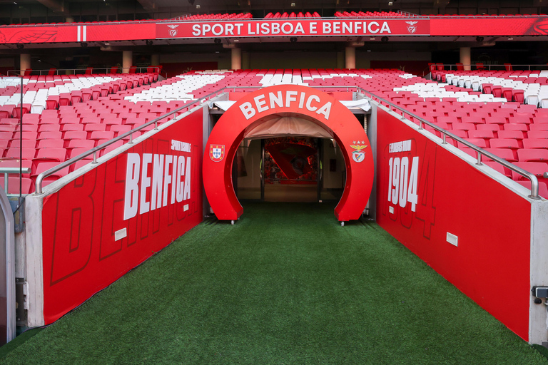 Lizbona: zwiedzanie stadionu Benfica Luz z pamiątkowym szalikiemPakiet rodzinny (2 osoby dorosłe i 2 dzieci)