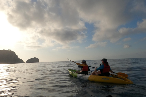 Jávea: Tour in kayak dalla spiaggia di Granadella alle grotte marine