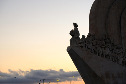 Lisboa: Passeio de barco ao pôr do sol com bebidas e petiscosLisboa: Passeio particular de veleiro ao pôr do sol com bebidas e petiscos