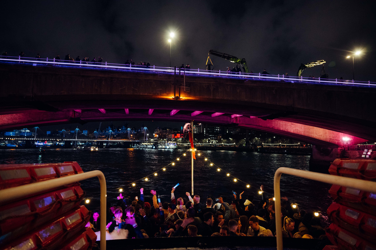 Bootfeest op oudejaarsavond in Londen met uitzicht op het vuurwerk